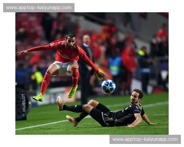 梦剧场的红影与阿姆斯特丹的白光：曼联vs阿贾克斯，一场跨越时空的豪门博弈